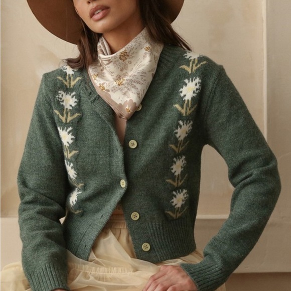 Lovely Green Embroidered Flower Detailed Button Front Cropped Cardigan - Picture 3 of 17